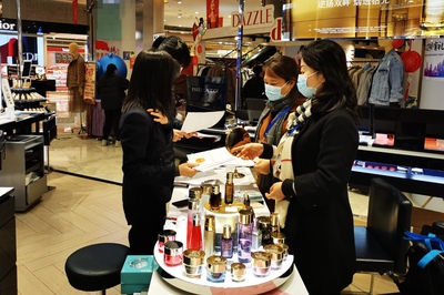 貴陽(yáng)市市場(chǎng)監(jiān)管局加強(qiáng)化妝品經(jīng)營(yíng)企業(yè)日常監(jiān)管與疫情防控檢查